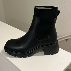 Women’s Hutch Black Steve Madden boots never worn before.